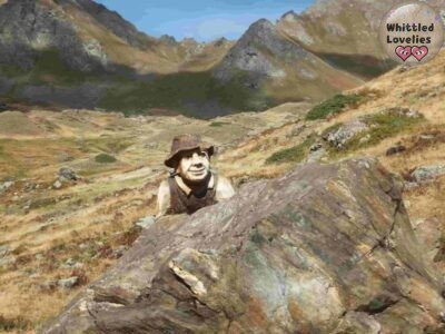 Intaglio del Legno in Valle d’Aosta: Rifugio Mont Fallere - statua uomo con cappello di Siro Vierin