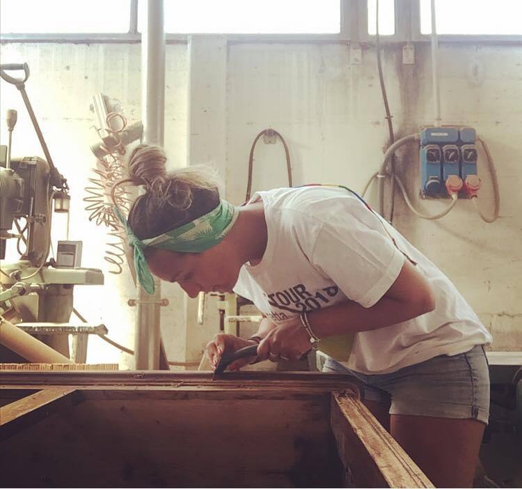 Foto di Serena Bonuccelli al lavoro nella sua falegnameria - carosello 6/6