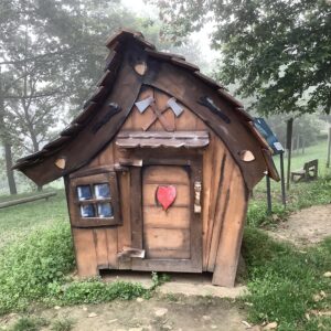 Il Sentiero delle Nigelle: Un'affascinante percorso di legno nelle Langhe! - inizio percorso