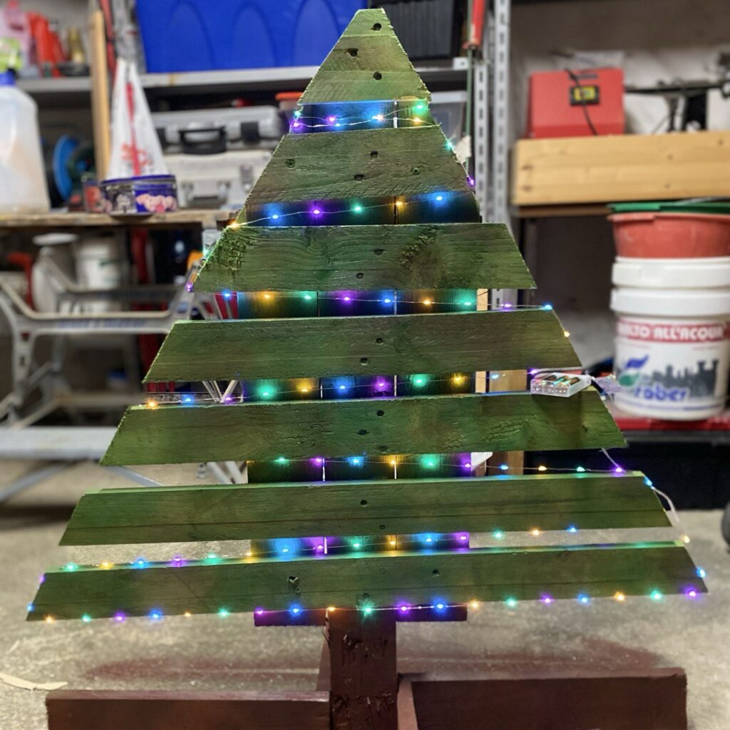 DIY Christmas Tree from a Pallet: When Recycling Becomes Christmas Magic! - featured image